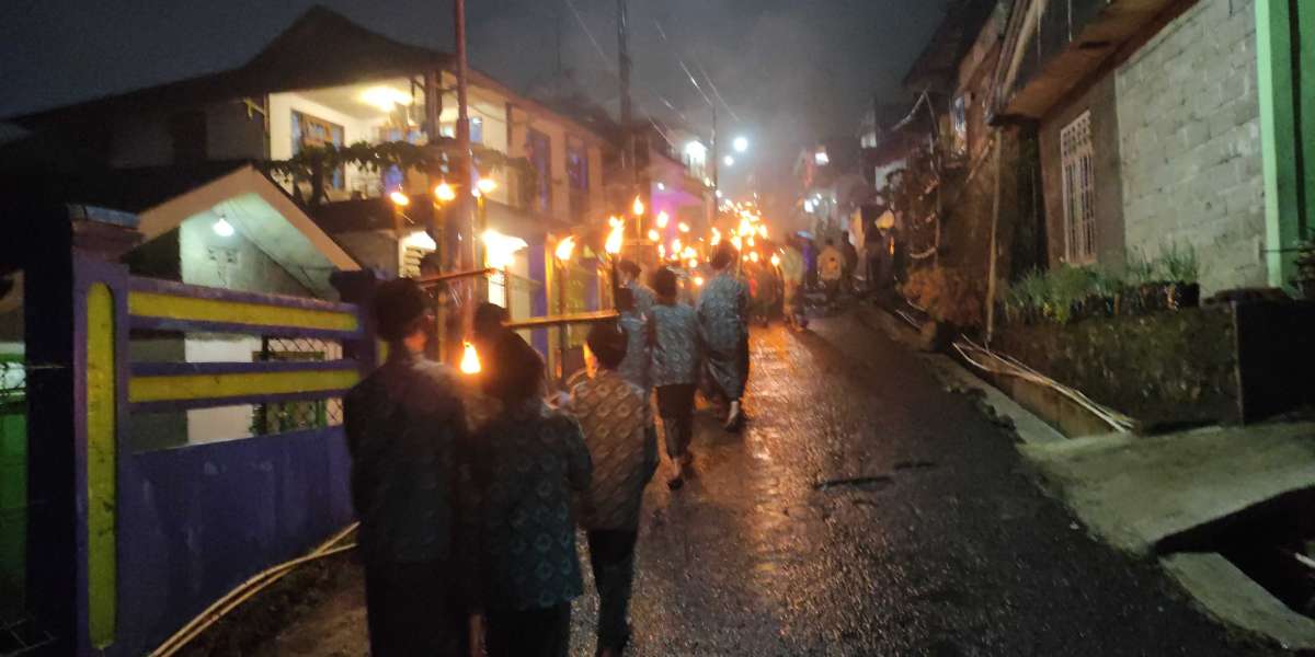 Hujan tak menghalangi Takbir Keliling